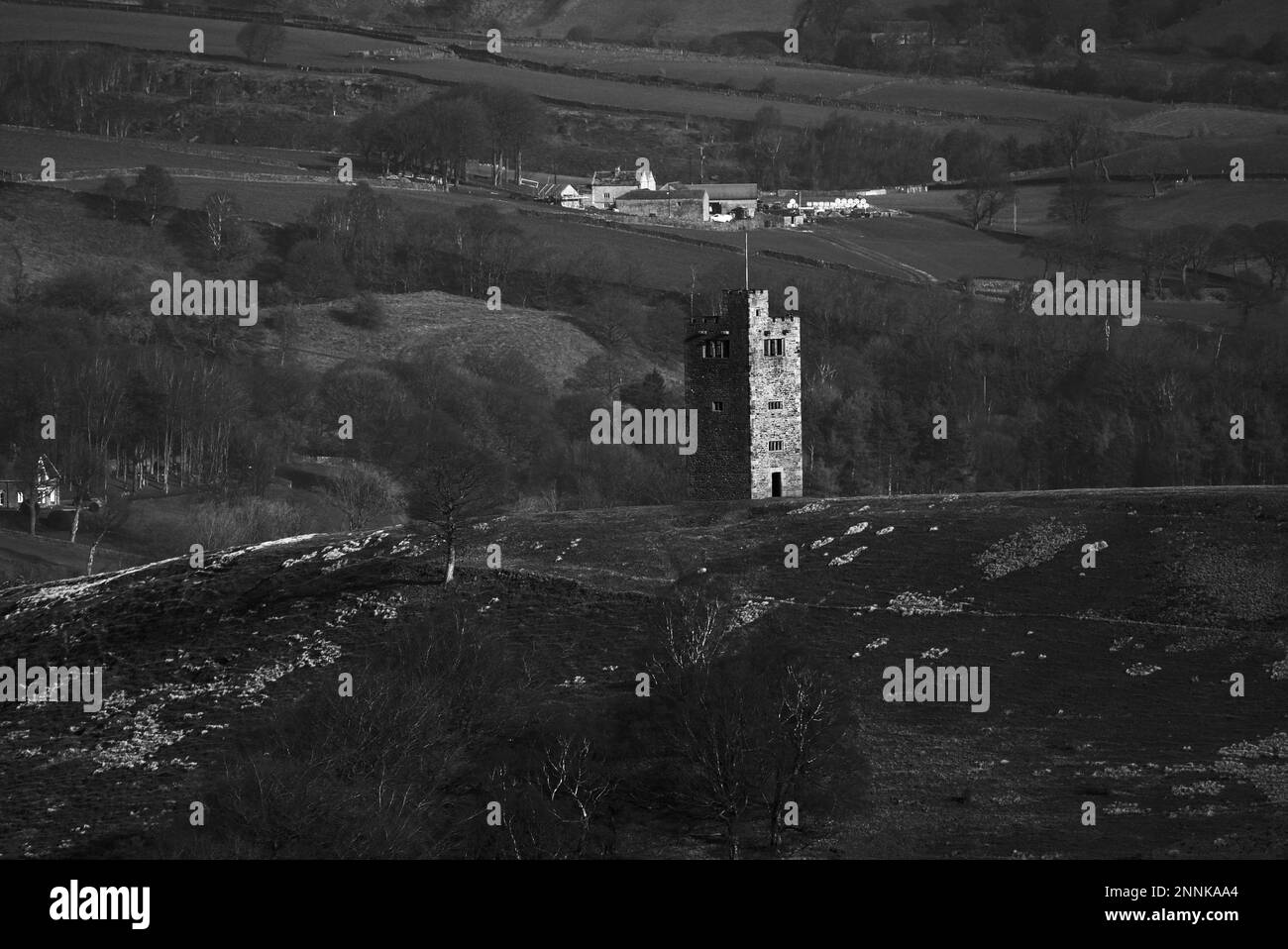 Vue sur Boan's Folly, un monument situé au-dessus du réservoir de Strines, Bradfield Dale, près de Sheffield. Dans le Peak District, Derbyshire (Tour Strines / Sugworth) Banque D'Images