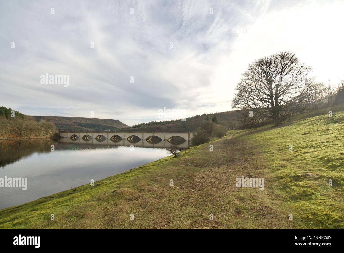 Ashopton Viaduct - Un pont de viaduc soutenant une partie de Snake Road (Snake Pass) au réservoir Ladybower, Peak District, Derbyshire, Royaume-Uni. Banque D'Images