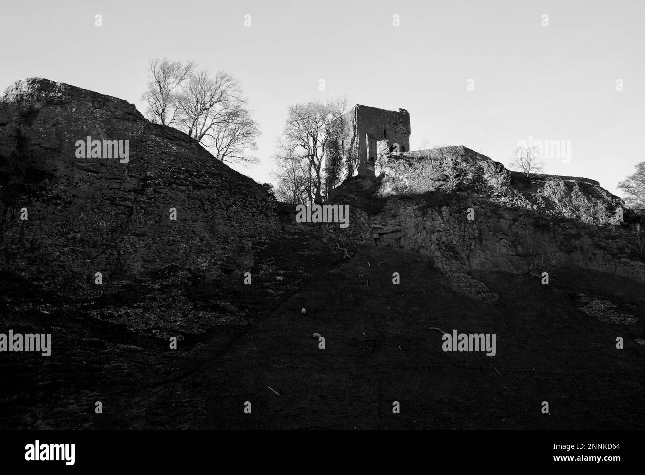 Peveril Castle en vue comme le soleil commence à se coucher.over Cave Dale, Limestone Way à Castleton, Derbyshire. Château de Castleton (parc national de Peak District) Banque D'Images