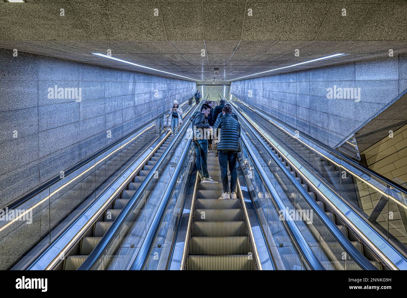 Monter l'escalator à la station de métro Gammel Strand à Copenhague, 18 février 2023 Banque D'Images