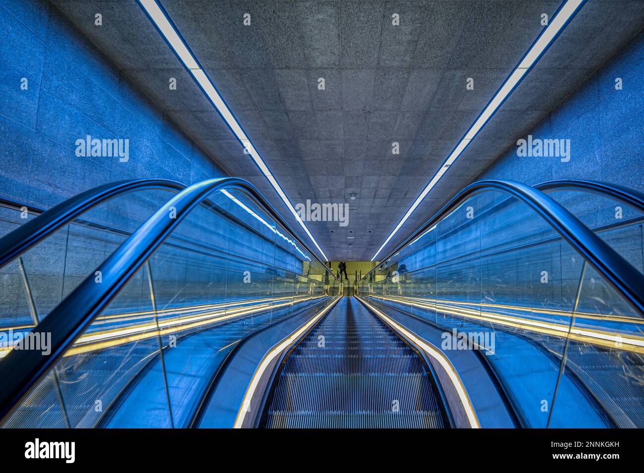 Descendre l'escalier mécanique à la station de métro Gammel Strand à Copenhague, 18 février 2023 Banque D'Images