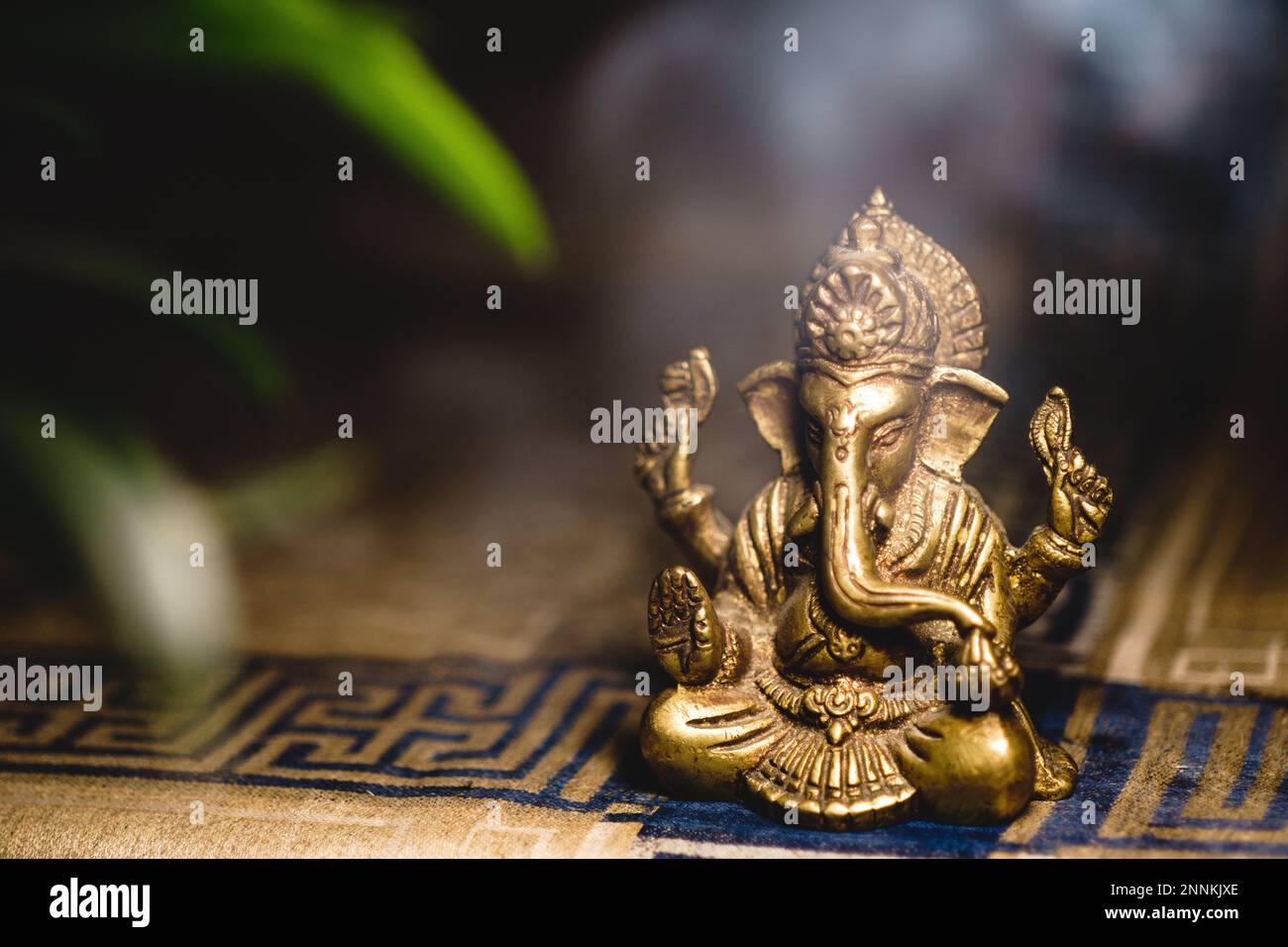 Statue de Ganesha avec des panaches de fumée Banque D'Images