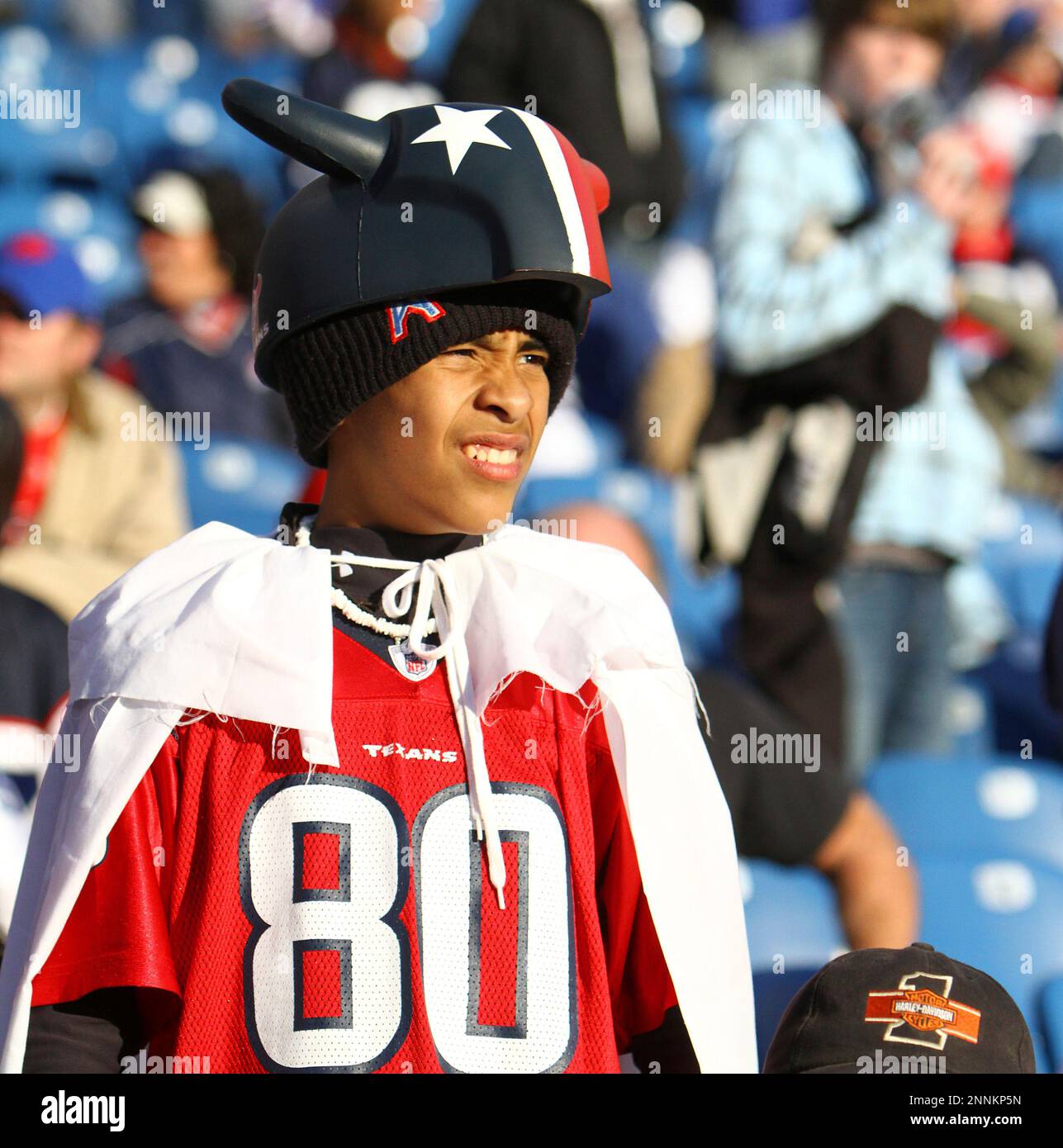 01 November 2009: Houston Texans fans watch the Houston Texans during a game against the Buffalo Bills at Ralph Wilson Stadium in Orchard Park, NY. (Icon Sportswire via AP Images) Banque D'Images