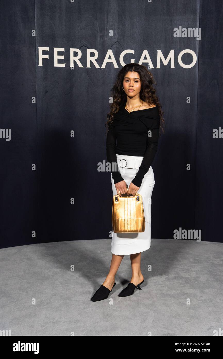 AMA Lou Milan Fashion week femmes automne hiver 23 24 Ferragamo Fashion Show toile de fond Milan Italie 25th fevrier 2023 SGPItalia ID 129088 001 non exclusif Photo Stock Alamy