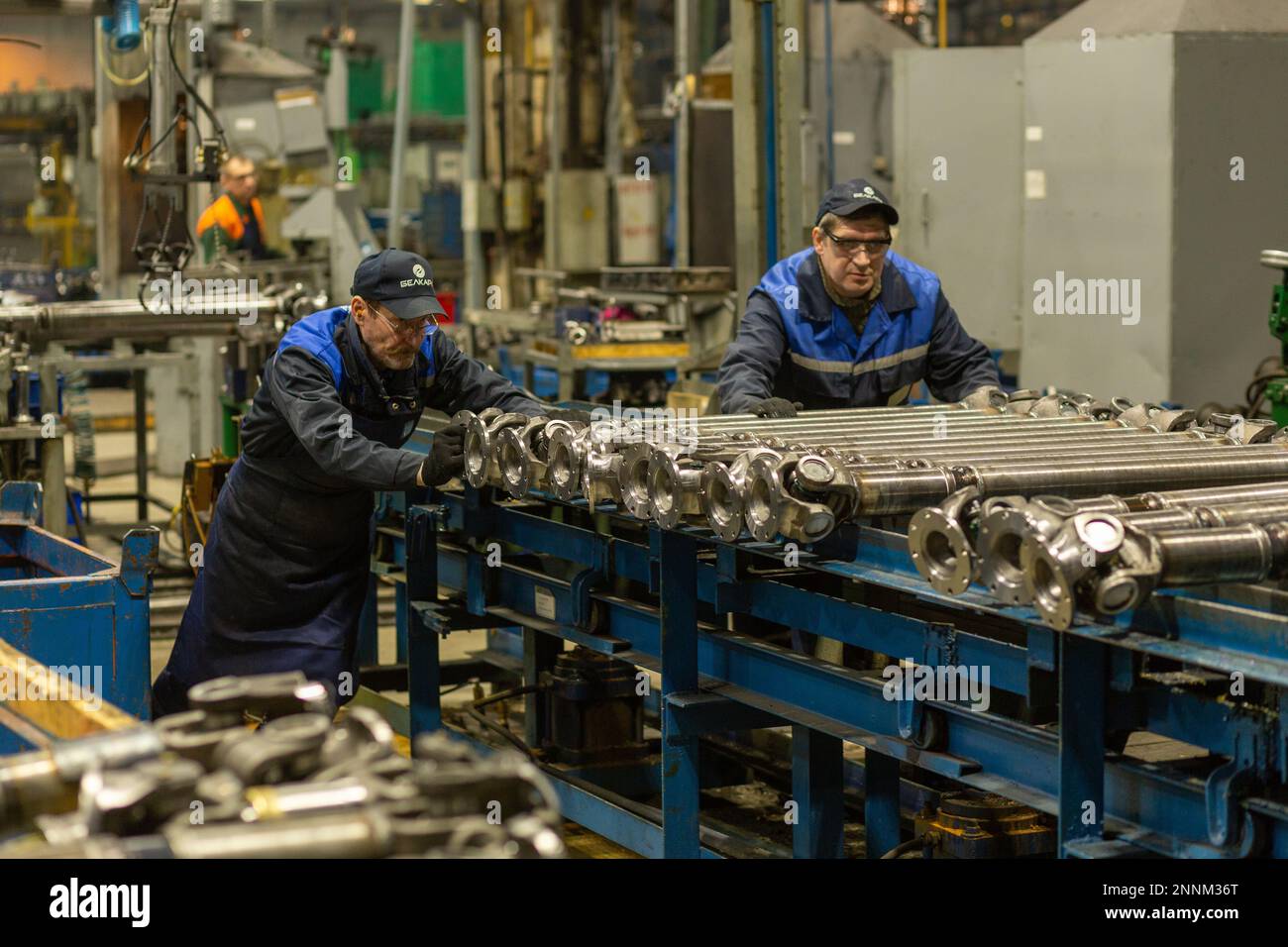 Grodno, Bélarus - 15 février 2023: Les travailleurs travaillent dans l'atelier pour la production de transmissions cardans sur la société Open joint stock Belkard. Le produit Banque D'Images