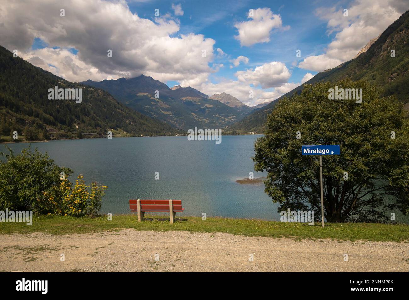 Lago di Poschiavo avec plaque signalétique de Miralago dans le canton des Grisons, Suisse du Sud-est Banque D'Images