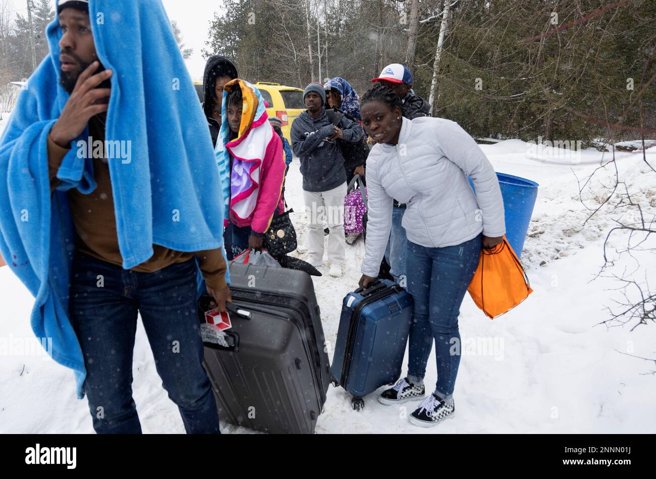 Les demandeurs d'asile arrivent en taxi pour traverser le Canada depuis