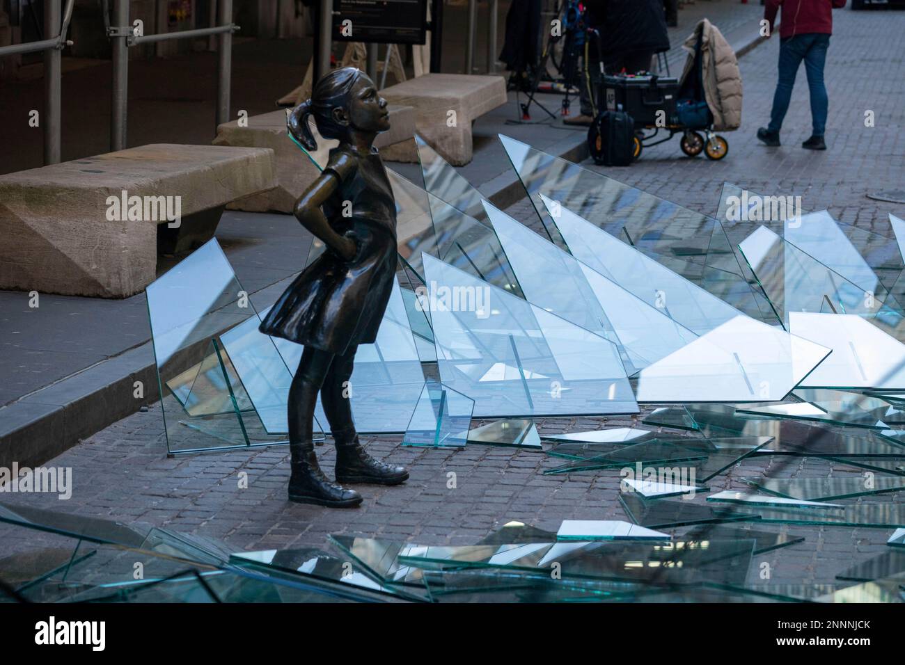 Photo by: John Nacion/STAR MAX/IPx 2021 3/8/21 People stop to take photos of a broken glass ceiling installation in front of the Fearless Girl Statue in front of the New York Stock Exchange on International Women's Day on March 08, 2021 in New York City. The art installation by Global Street Global Advisors celebrates women who have made a difference for all "Fearless Girls." Banque D'Images