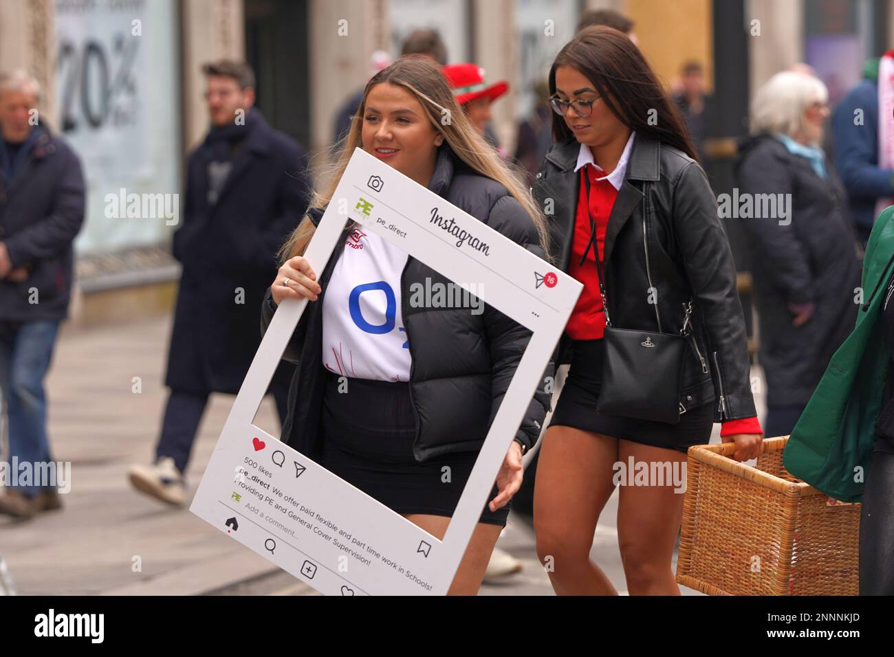 Les fans du pays de Galles et d'Angleterre apprécient l'atmosphère de Cardiff avant le match de rugby des six nations. Banque D'Images