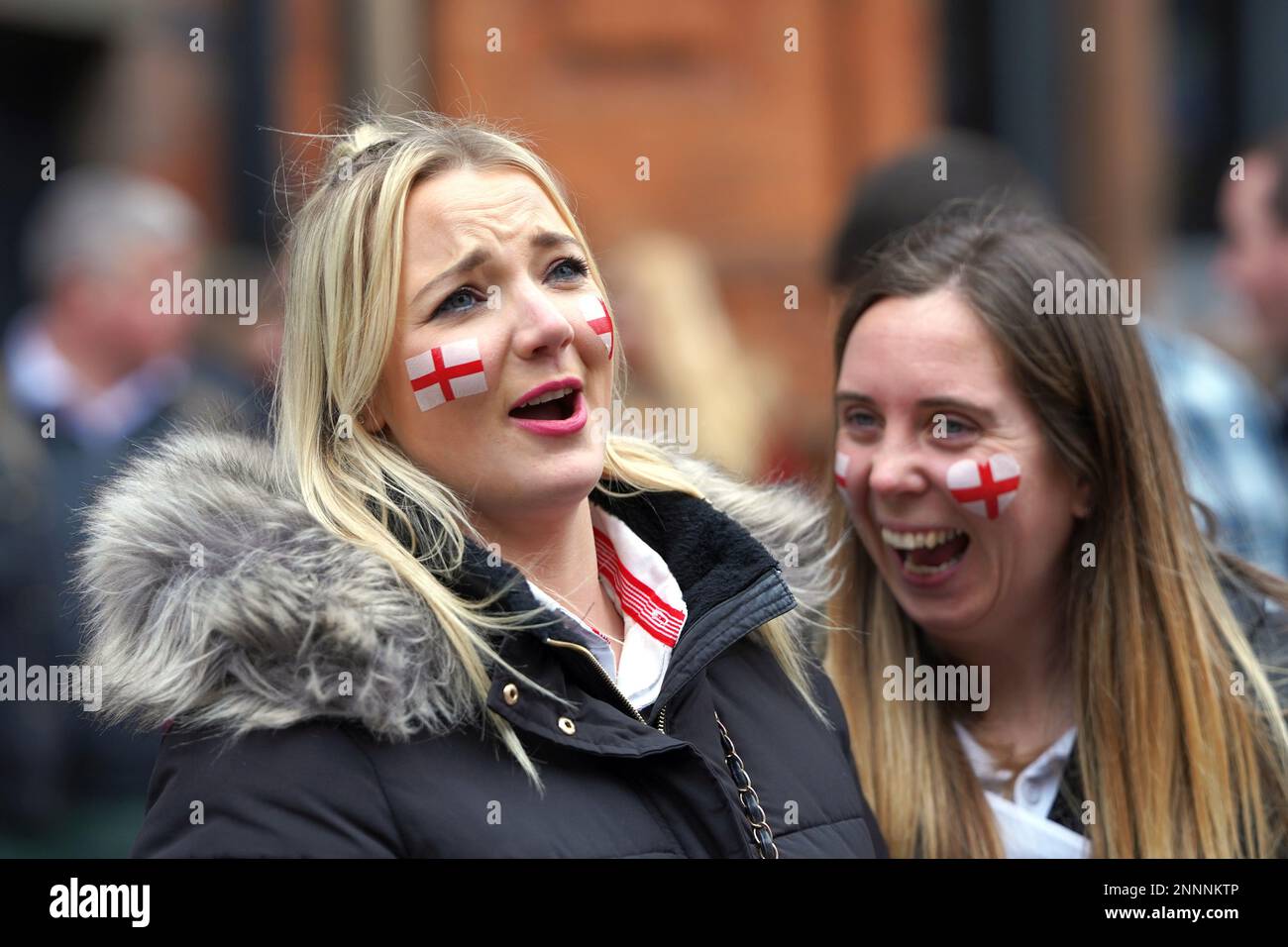Les fans du pays de Galles et d'Angleterre apprécient l'atmosphère de Cardiff avant le match de rugby des six nations. Banque D'Images