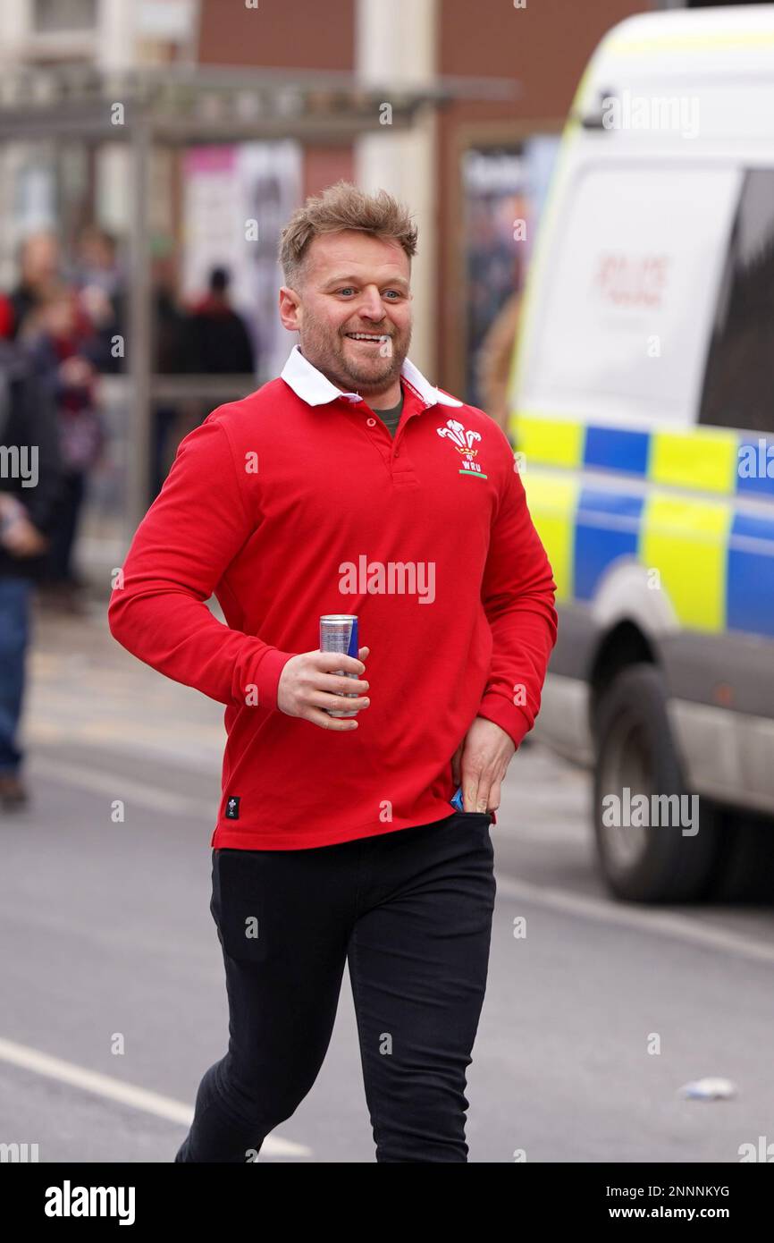 Les fans du pays de Galles et d'Angleterre apprécient l'atmosphère de Cardiff avant le match de rugby des six nations. Banque D'Images