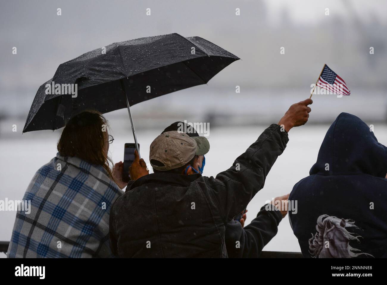 PUGET SOUND, WA - MARCH 07: Onlookers cheer and wave flags as the USS Nimitz CVS 68 heads towards it's homeport at Puget Sound Naval Shipyard on Naval Base Kitsap on March 07, 2021. (Photo by Jeff Halstead/Icon Sportswire) (Icon Sportswire via AP Images) Banque D'Images
