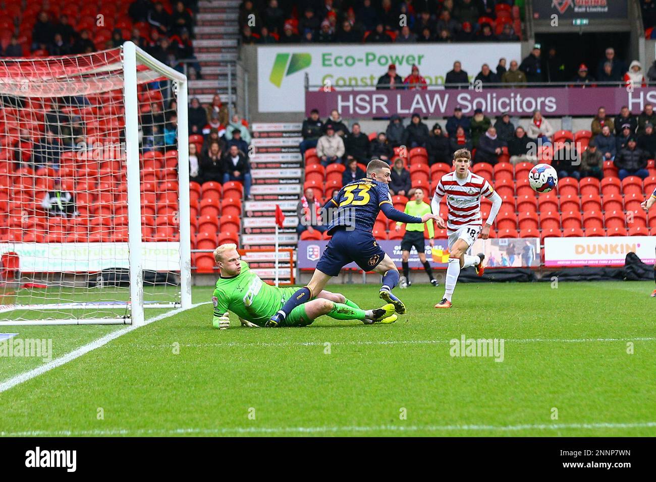 ECO - Power Stadium, Doncaster, Angleterre - 25th février 2023 Jonathan Mitchell gardien de but de Doncaster Rovers fait une grande économie aux pieds de Dara Costelloe (33) de Bradford City - pendant le match Doncaster Rovers contre Bradford City, Sky Bet League 2, 2022/23, Eco - Power Stadium, Doncaster, Angleterre - 25th février 2023 crédit : Arthur Haigh/WhiteRosePhotos/Alay Live News Banque D'Images