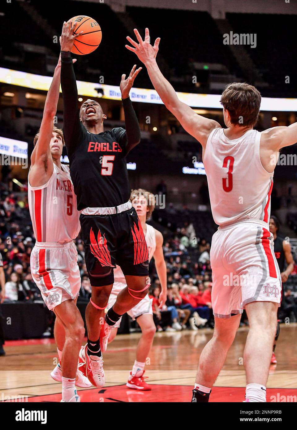 Anaheim, Californie. 25th févr. 2023. Etiwanda (5) Jimmy Baker va au panier en action pendant le championnat de basket-ball CIF-SS Boys DIV 1. Mater Dei vs Etiwanda.Louis Lopez/Modern Exposure/Cal Sport Media/Alamy Live News Banque D'Images