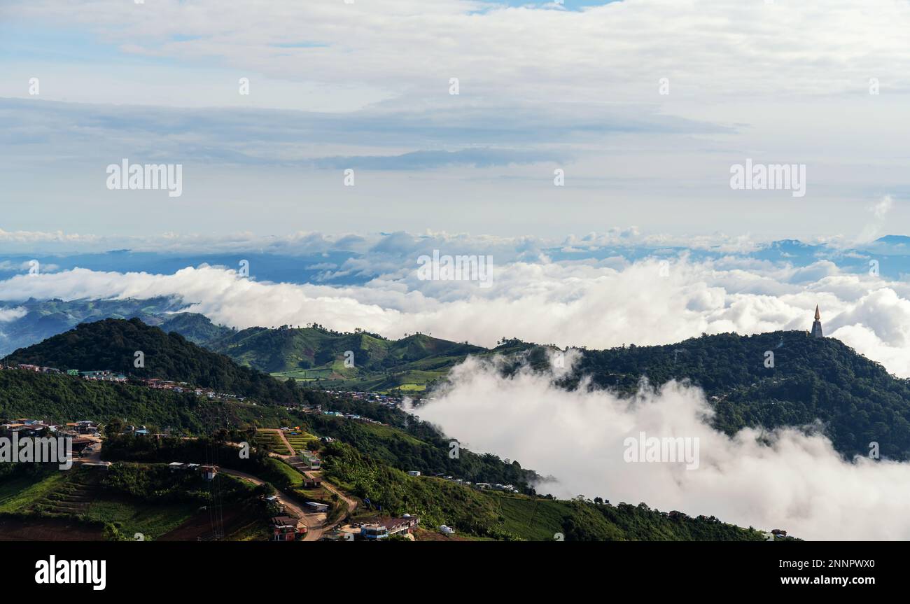 Paysage de nature avec mer brumeux au sommet de la montagne, Phu Thap Boek mer de brouillard à Phetchabun, Thaïlande Banque D'Images