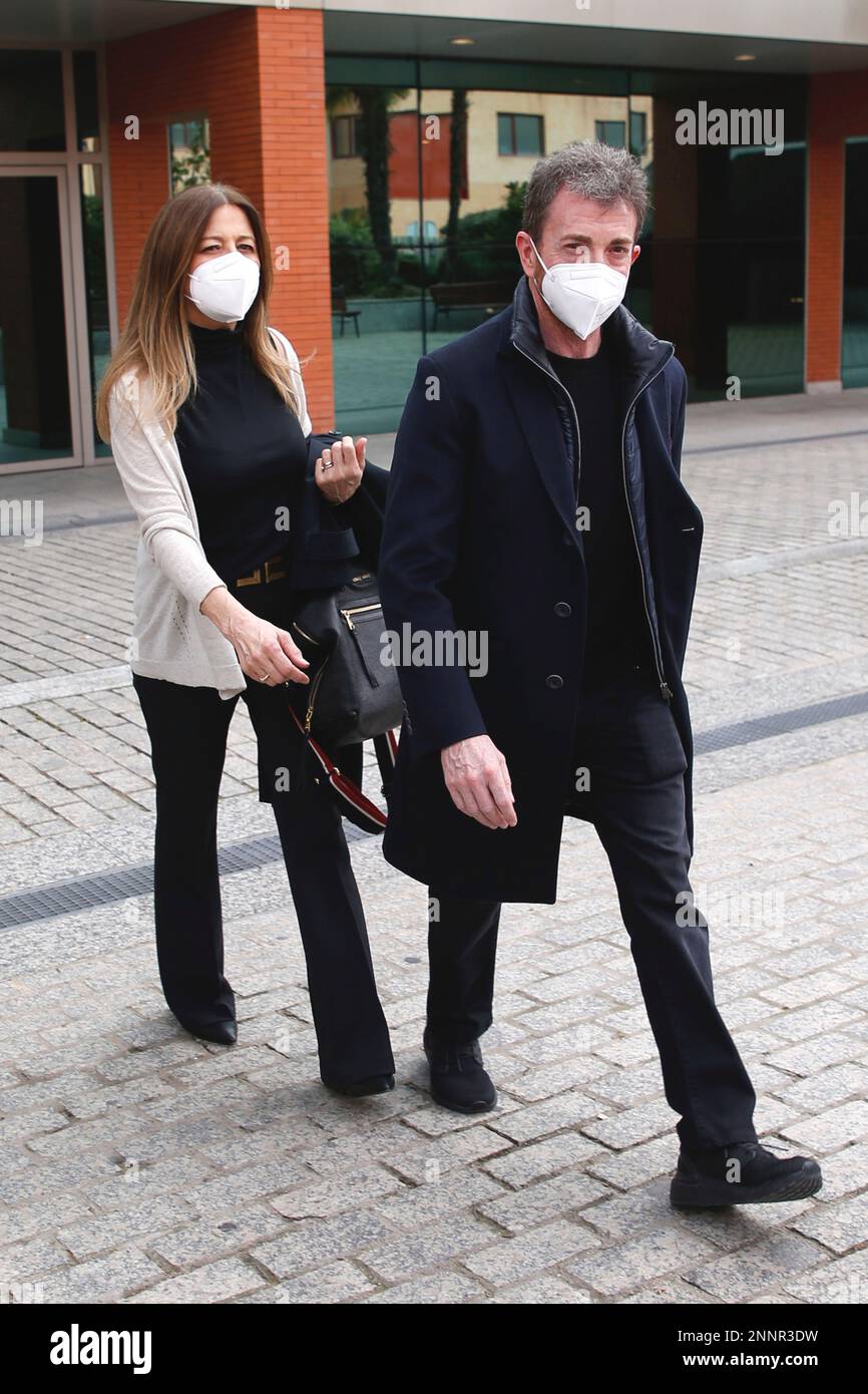 pablo-motos-and-his-wife-laura-llopis-leave-the-tanatorio-norte-in