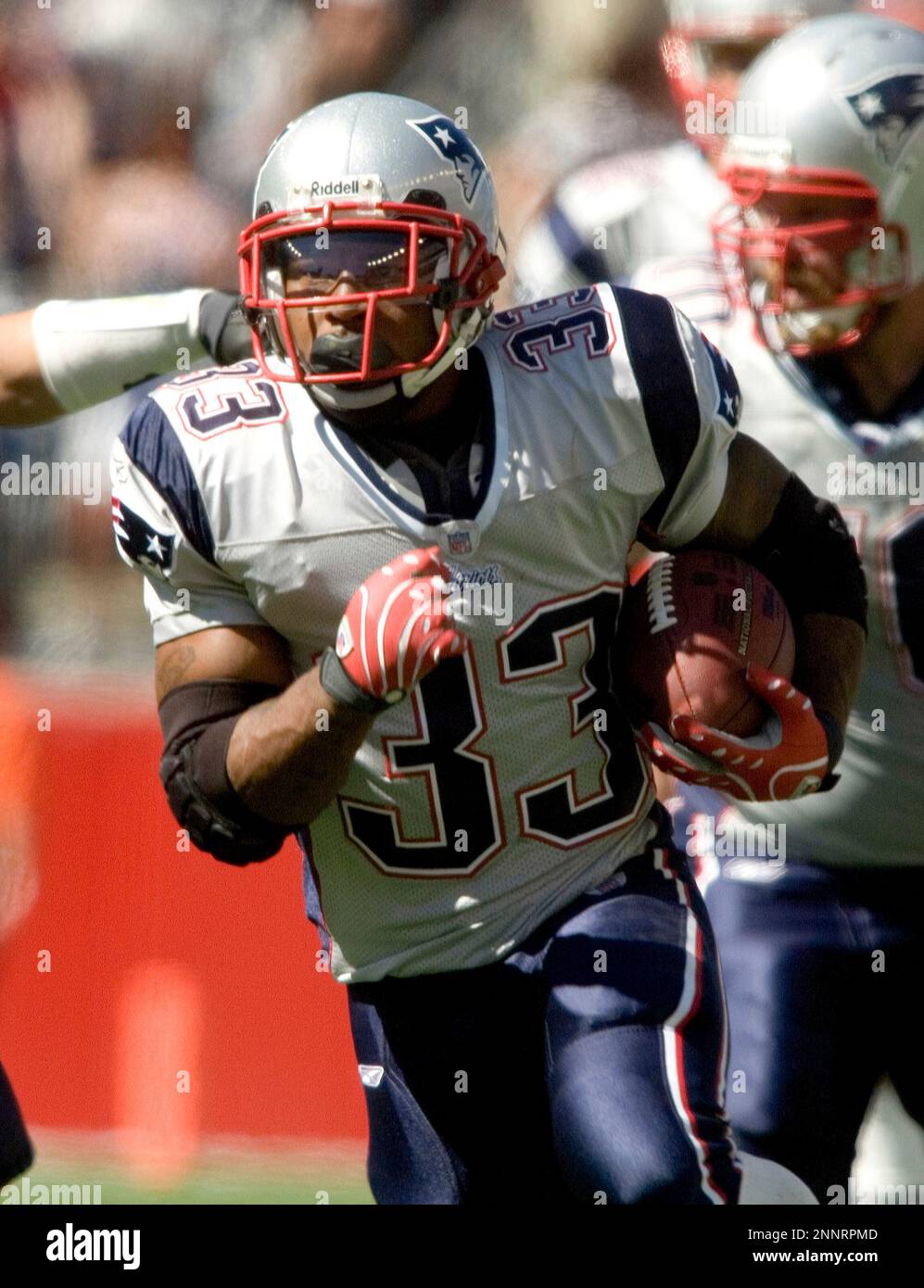 23 September, 2007. Patriot Running Back Kevin Faulk (33) with a first quarter carry in the New England Patriots 38 to 7 win over the Buffalo Bills at Gillette Stadium in Foxboro, MA. (Icon Sportswire via AP Images) Banque D'Images