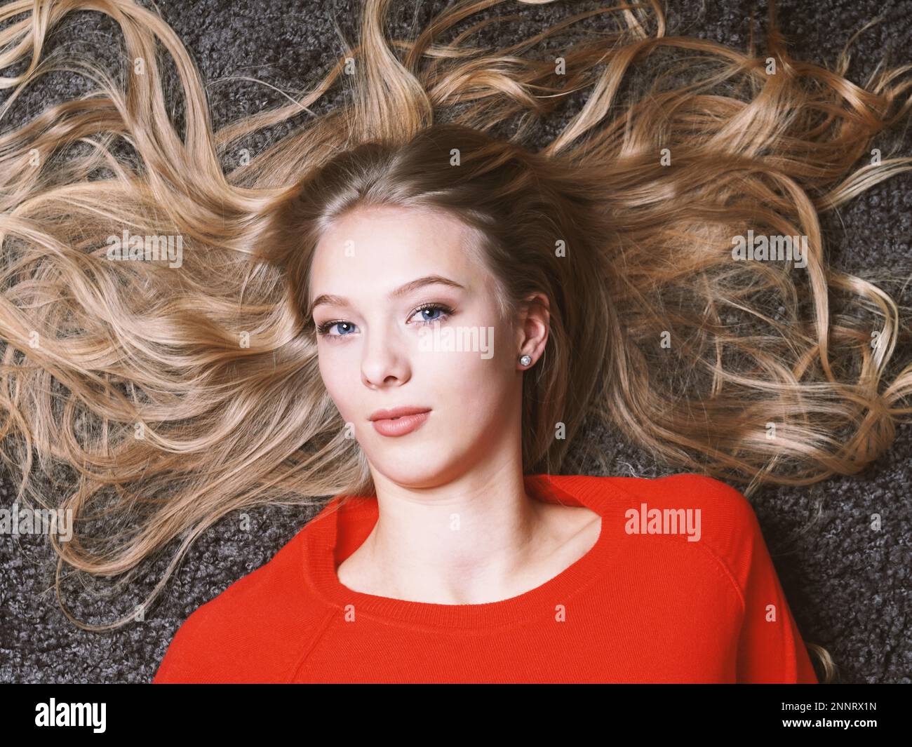 Femme allongée sur le dos Banque de photographies et d’images à haute