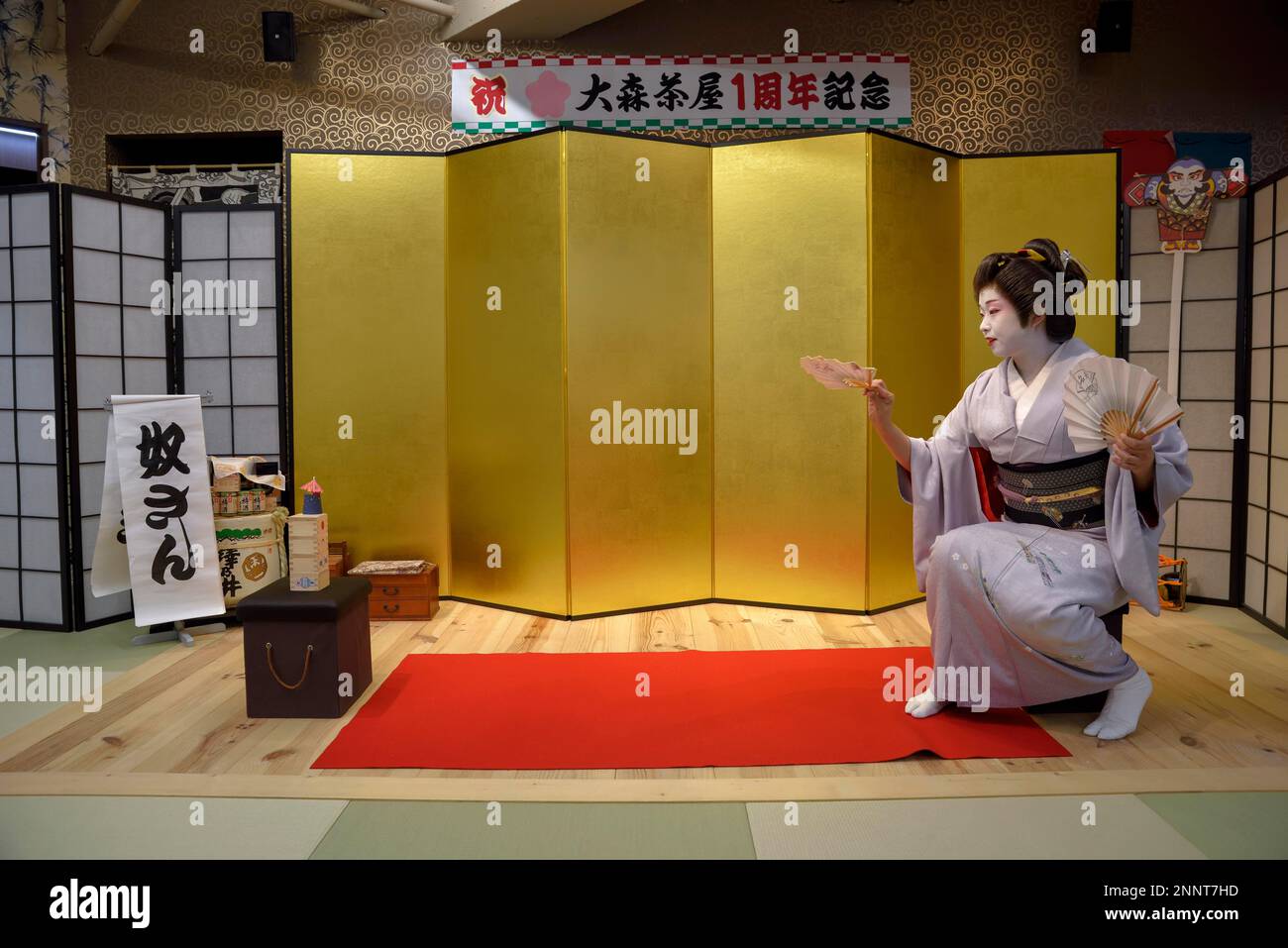 Geisha au lancer traditionnel de fan, Omori, Tokyo, Japon Banque D'Images