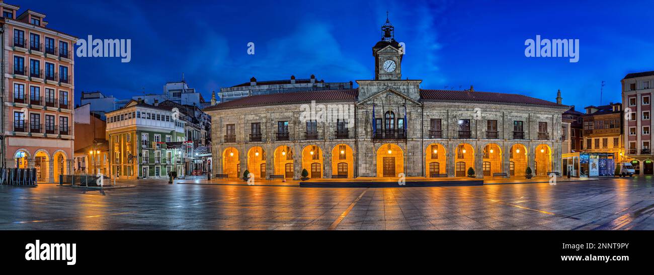 Vue sur la Plaza de Espana d'Aviles, Asturies, Espagne Banque D'Images