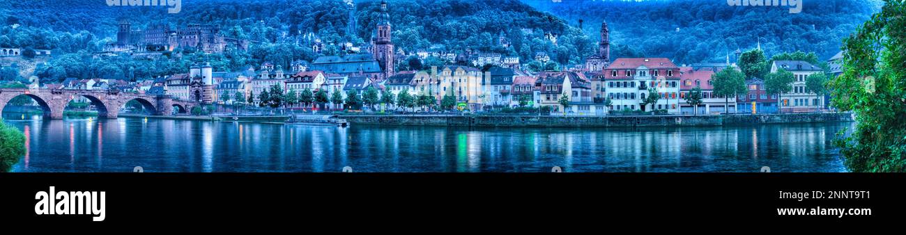 Ville au bord de l'eau, rivière Neckar, Heidelberg, Bade-Wurtemberg, Allemagne Banque D'Images