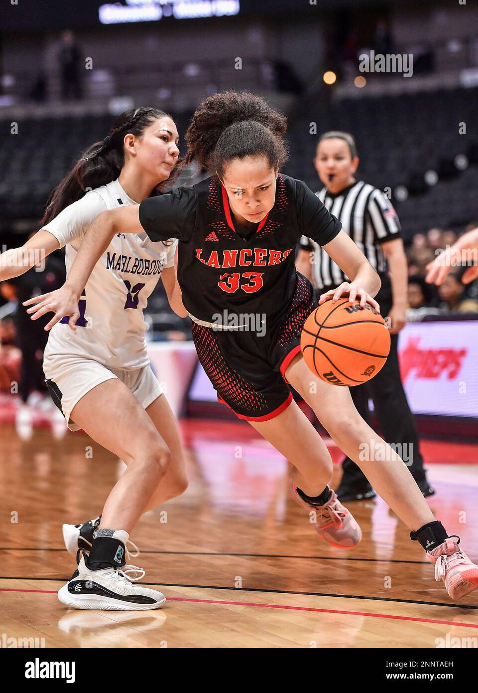 Anaheim, Californie. 25th févr. 2023. Orange Lutheran Guard (33) Madison Bogan se dirige vers le panier en action pendant le championnat de basket-ball CIF-SS Girls DIV 1. Marlborough vs Orange Lutheran.Louis Lopez/Modern Exposure/Cal Sport Media/Alay Live News Banque D'Images