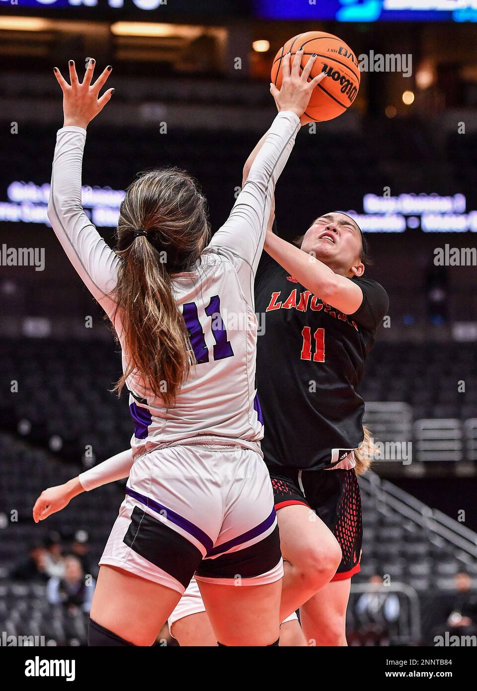 Anaheim, Californie. 25th févr. 2023. Orange Lutheran Guard (11) Shea Joko a bloqué son tir par Marlborough (11) India Wright en action pendant le CIF-SS Girls DIV 1 Basketball Championship Game. Marlborough vs Orange Lutheran.Louis Lopez/Modern Exposure/Cal Sport Media/Alay Live News Banque D'Images