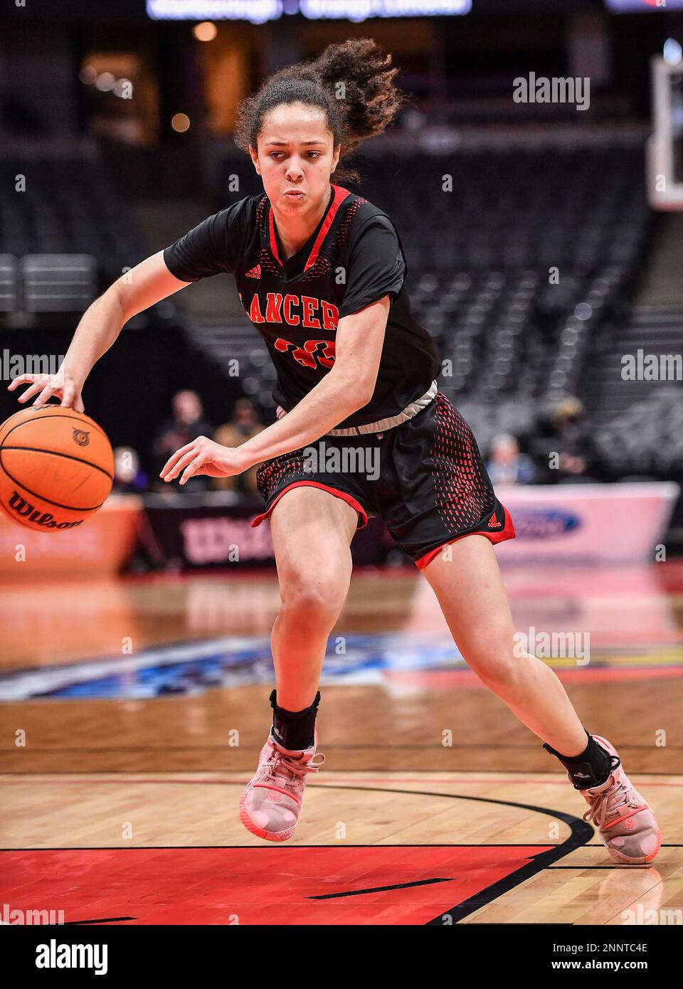 Anaheim, Californie. 25th févr. 2023. Orange Lutheran Guard (33) Madison Bogan se dirige vers le panier en action pendant le championnat de basket-ball CIF-SS Girls DIV 1. Marlborough vs Orange Lutheran.Louis Lopez/Modern Exposure/Cal Sport Media/Alay Live News Banque D'Images
