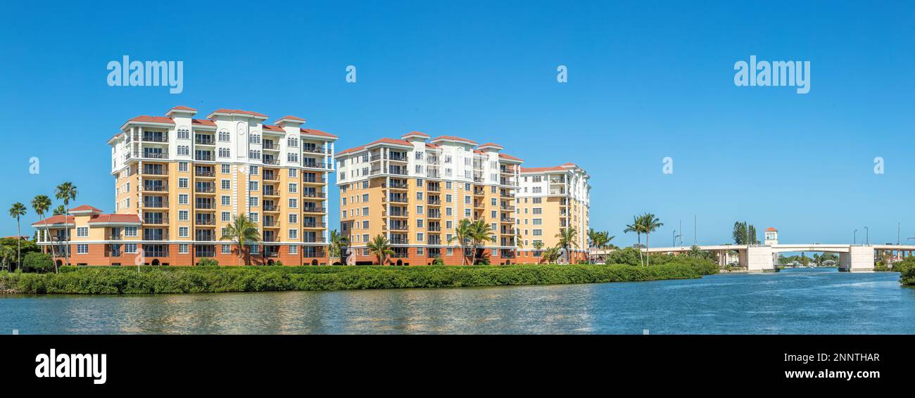 Appartements, front de mer sur l'île de Venise, voie navigable intercôtière, Venise, Floride, États-Unis Banque D'Images