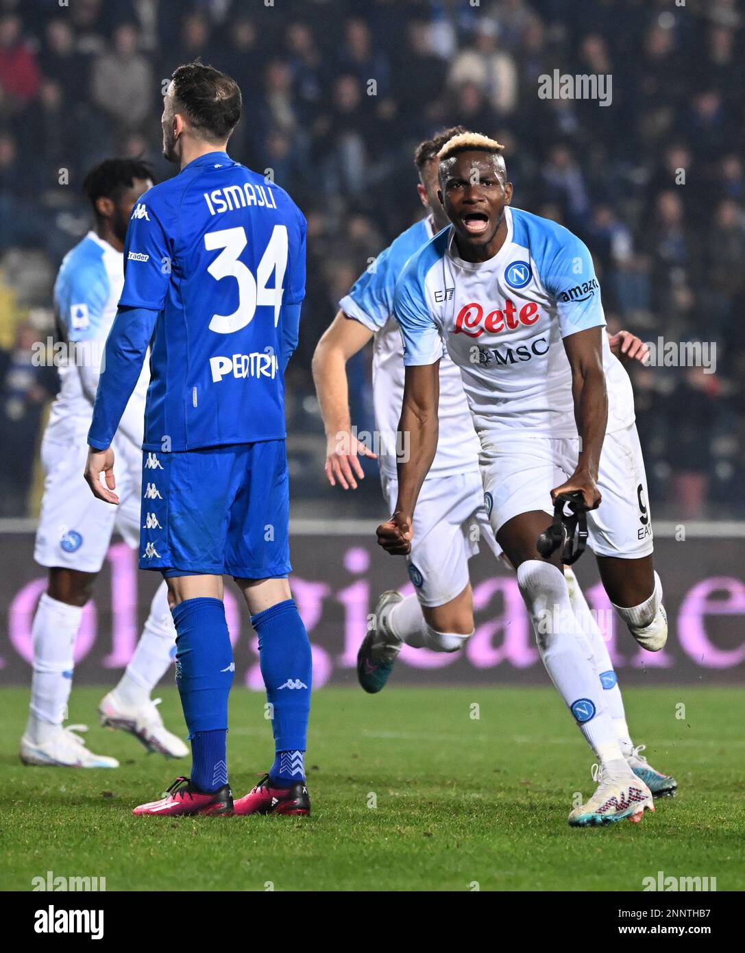 Empoli, Italie. 25th févr. 2023. Victor Osimhen (avant R) de Naples célèbre son but lors d'un match de football de série A entre Naples et Empoli à Empoli, Italie, 25 février 2023. Crédit: Alberto Lingria/Xinhua/Alay Live News Banque D'Images