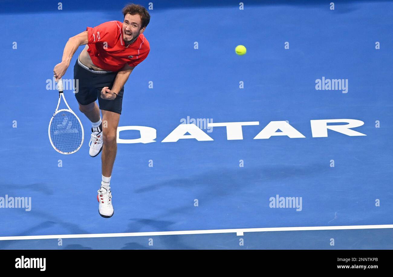 Doha, Qatar. 25th févr. 2023. Daniil Medvedev de Russie sert pendant la finale contre Andy Murray de Grande-Bretagne au ATP250 Qatar Open 2023 à Doha, Qatar, le 25 février 2023. Credit: Nikku/Xinhua/Alay Live News Banque D'Images