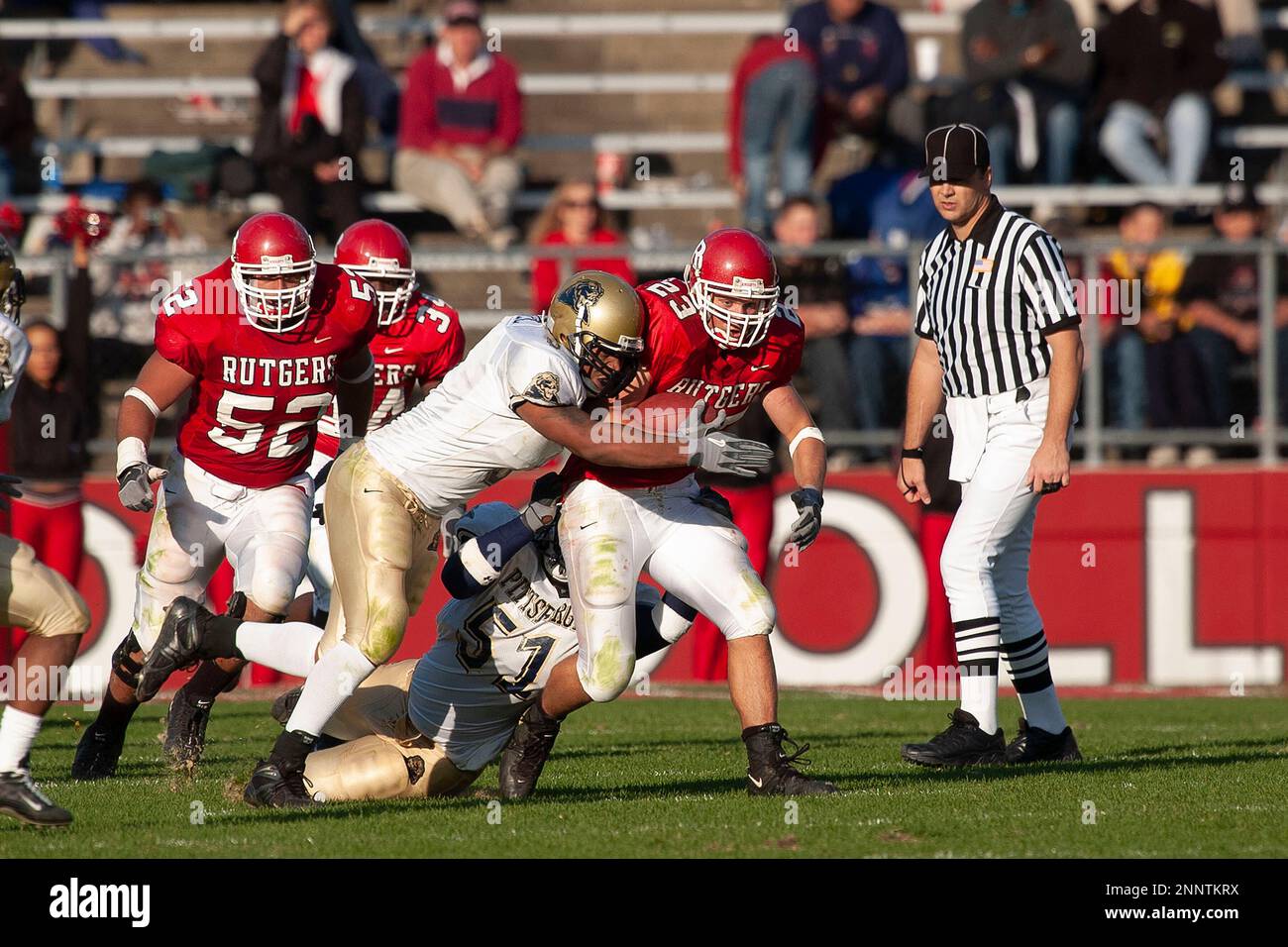 Rutgers University Scarlet Knights running back Brian Leonard (23) during an NCAA football game against the University of Pittsburgh Panthers linebacker Malcolm Postell (6), Saturday, October 18, 2003 in Piscataway, NJ. Pittsburgh defeated Rutgers 42-32. (Tomasso DeRosa via AP) Banque D'Images