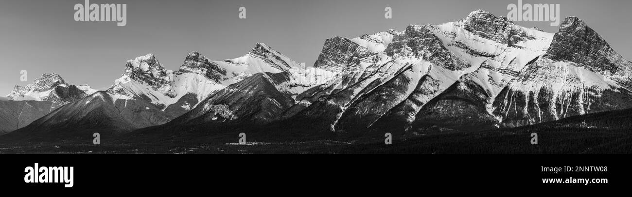 Chaîne de montagnes dans les Rocheuses canadiennes en noir et blanc, Canmore, Alberta, Canada Banque D'Images