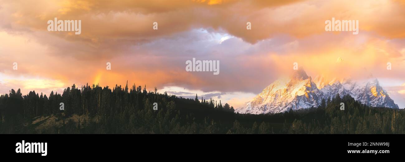 Chaîne de montagnes Cathedral Group au lever du soleil, parc national de Grand Teton, Wyoming, États-Unis Banque D'Images