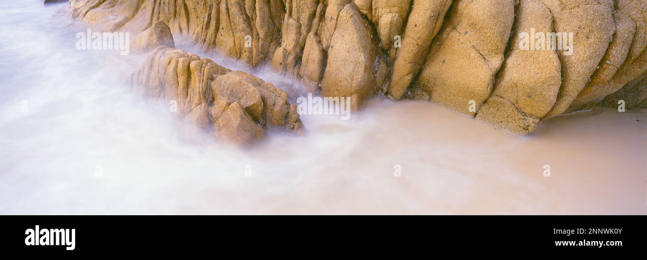Photo de longue exposition avec gros plan sur la côte rocheuse, Sea of Cortes, parc national de Cabo Pulmo, Baja California sur, Mexique Banque D'Images