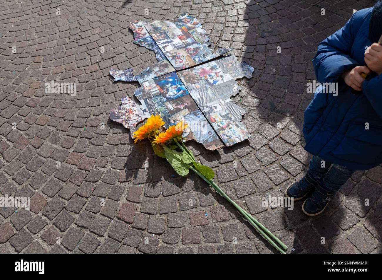 MILAN, ITALIE - 25 FÉVRIER 2023 : un an après la guerre Russie-Ukraine, 1st ans. Rassemblement de la population en faveur de l'Ukraine à Milan, une marche Banque D'Images