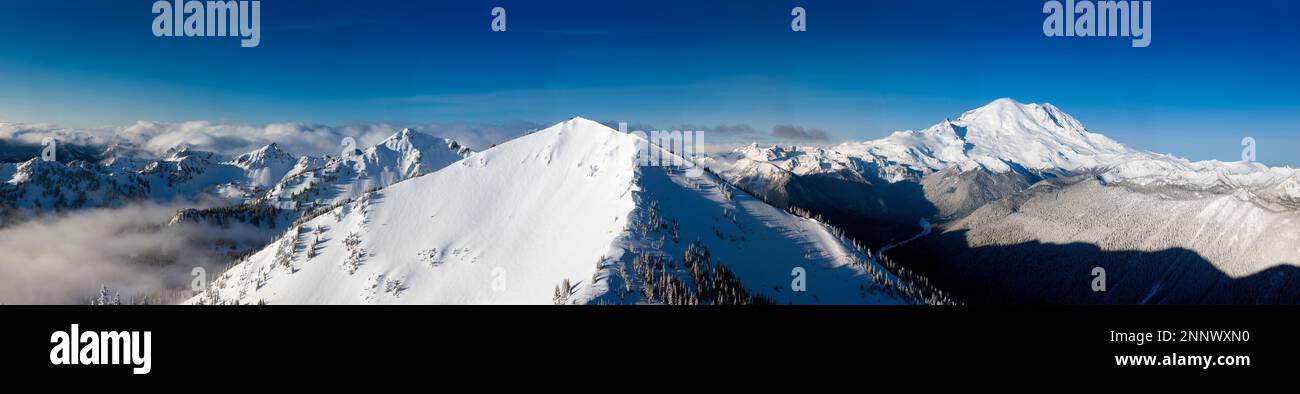Mont. Enneigé Rainier, Cascade Range, État de Washington, États-Unis Banque D'Images
