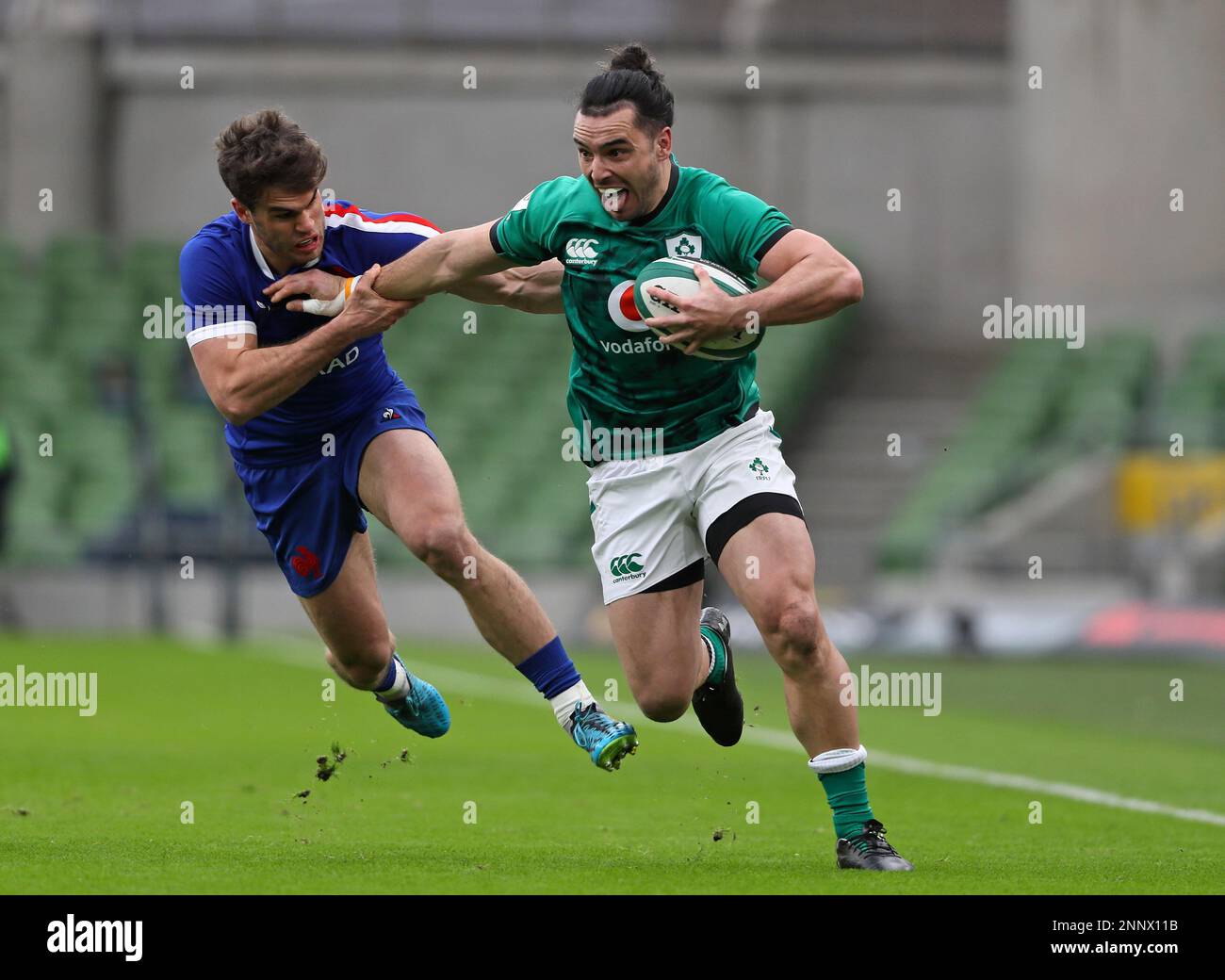 Ireland's James Lowe, right, holds off Damian Penaud of France during the Six Nations rugby union match between Ireland and France Aviva Stadium, Dublin, Sunday, Feb. 14, 2021. (Brian Lawless, Pool via AP) Banque D'Images