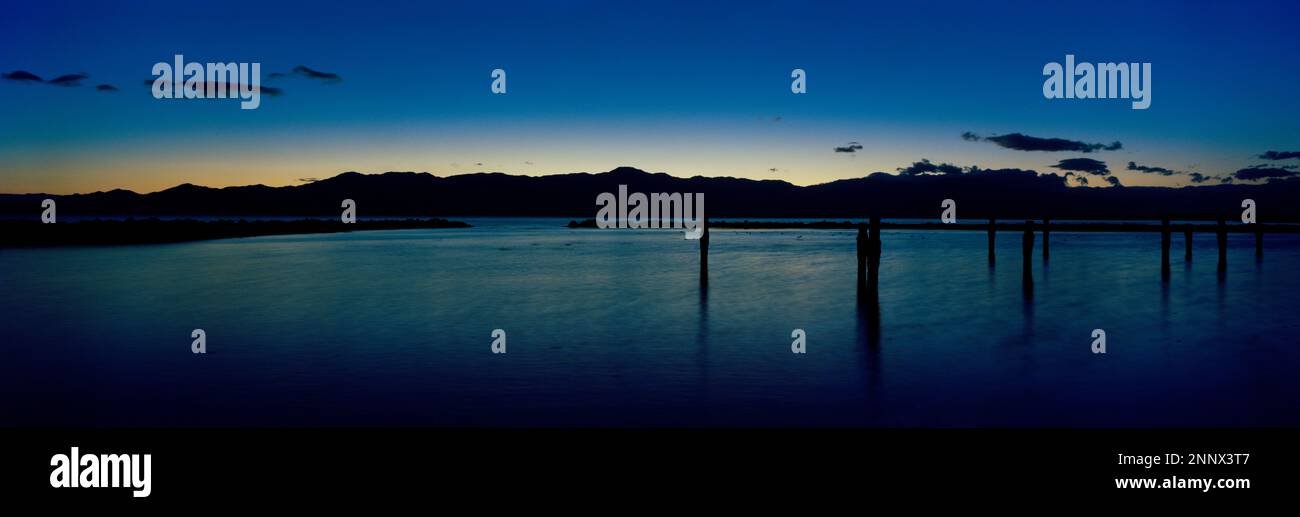 Salton Sea Beach sous le ciel de moody au coucher du soleil, Californie, États-Unis Banque D'Images