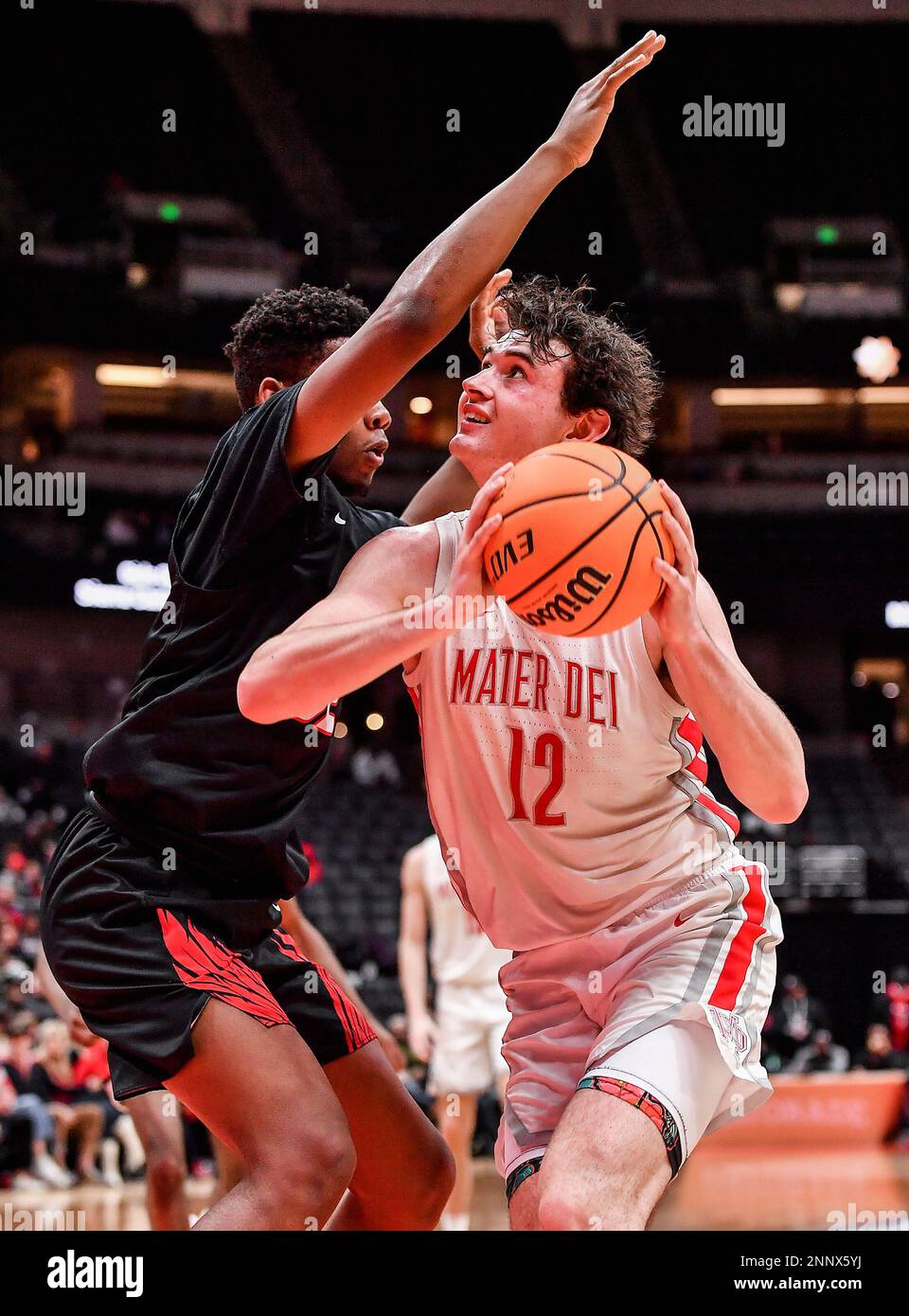 25 février 2023 Anaheim, CA.Mater Dei (12) Zack Davidson va au panier pendant le championnat de basket-ball CIF-SS Boys DIV 1. Mater Dei contre Etiwanda.Mater Dei défait Etiwanda 66-53.Louis Lopez/Modern Exposure/Cal Sport Media Banque D'Images