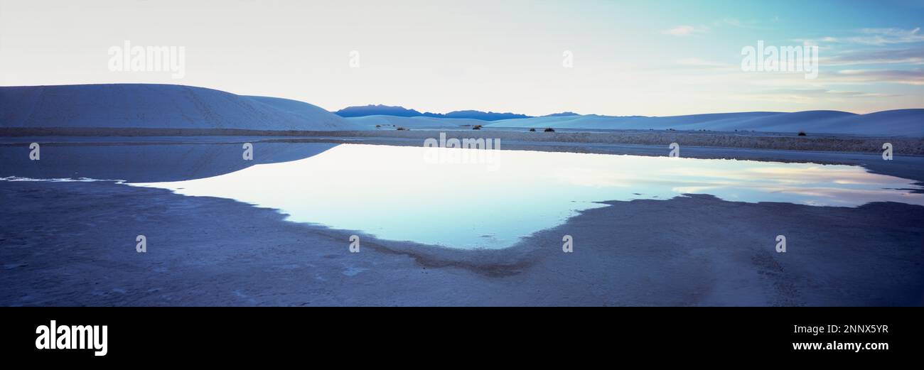 Lac et dunes de sable au crépuscule, Nouveau-Mexique, États-Unis Banque D'Images