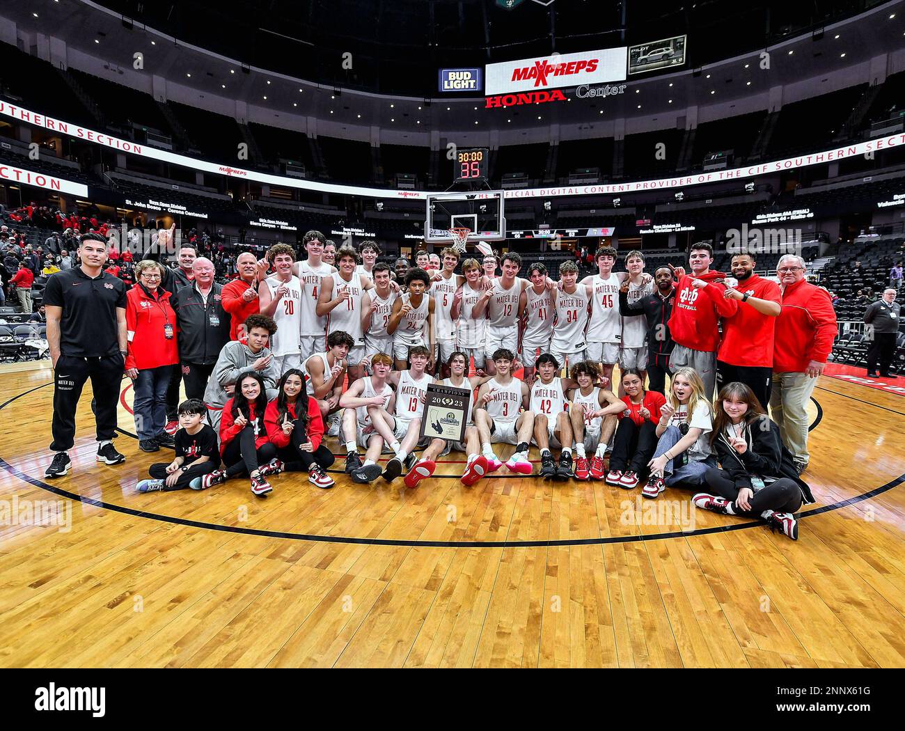 25 février 2023 Anaheim, CA.l'équipe de basket-ball Mater Dei Monarchs Boys pose pour une photo après avoir remporté le championnat de basket-ball CIF-SS Boys DIV 1. Mater Dei vs Etiwanda.Louis Lopez/exposition moderne/Cal Sport Media Banque D'Images