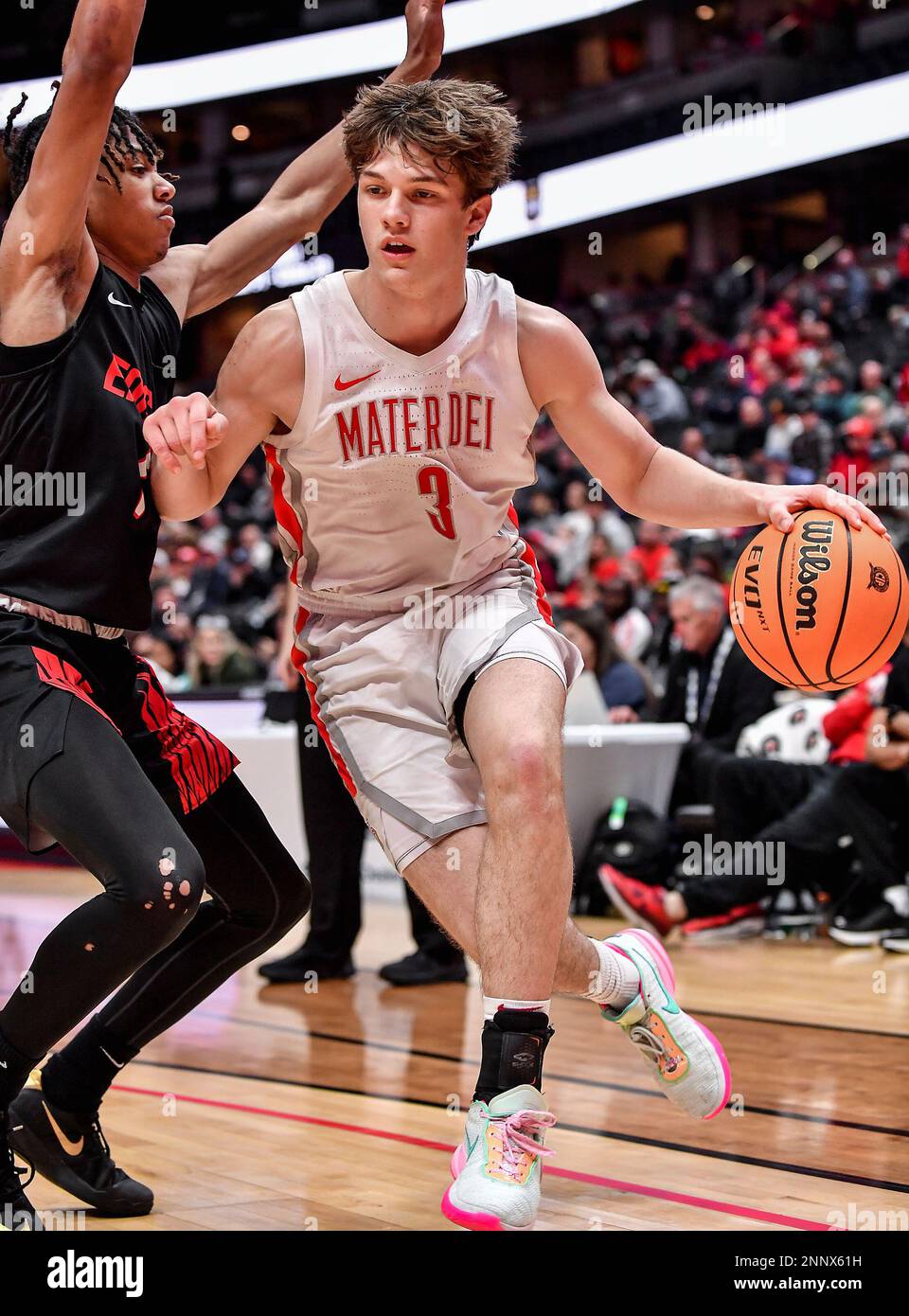 25 février 2023 Anaheim, CA.Mater Dei (3) Owen Verna se rend au panier lors du championnat de basket-ball CIF-SS Boys DIV 1. Mater Dei contre Etiwanda.Mater Dei défait Etiwanda 66-53.Louis Lopez/Modern Exposure/Cal Sport Media Banque D'Images