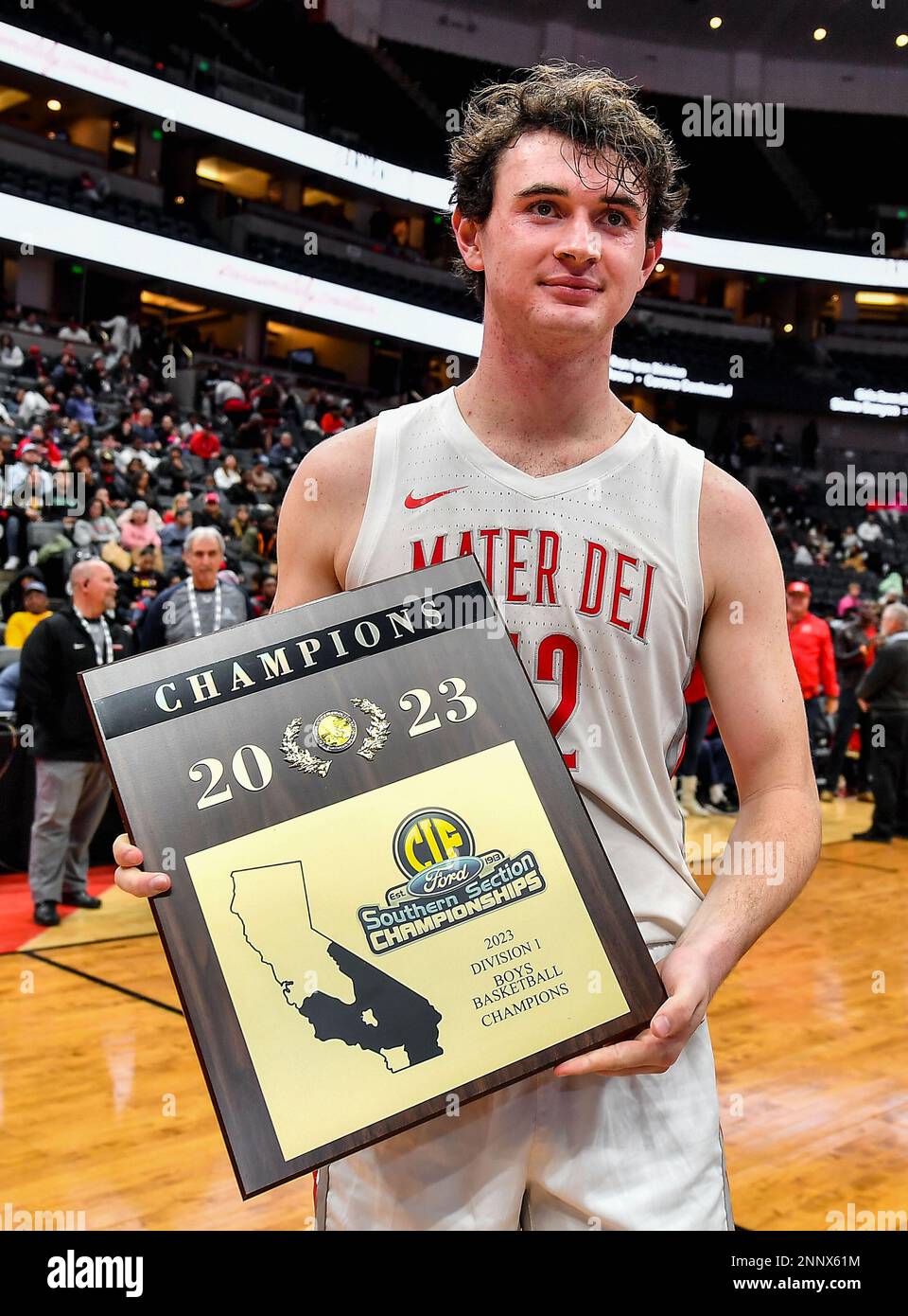 25 février 2023 Anaheim, CA.Mater Dei (12) Zack Davidson avec le Trophée de championnat après avoir remporté le championnat de basket-ball CIF-SS Boys DIV 1. Mater Dei contre Etiwanda.Mater Dei défait Etiwanda 66-53.Louis Lopez/Modern Exposure/Cal Sport Media Banque D'Images