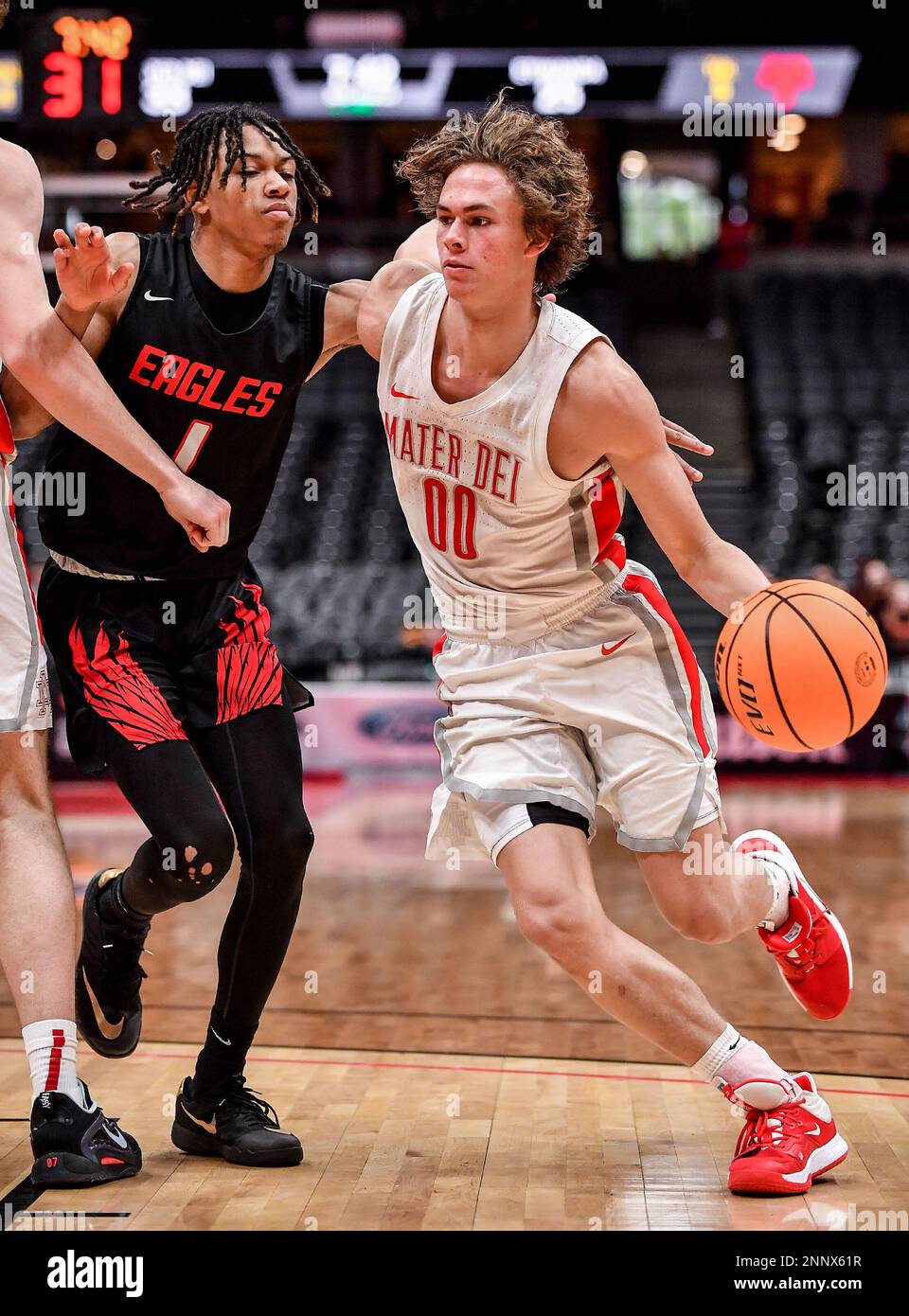 25 février 2023 Anaheim, CA.Mater Dei (00) Brady Keich pilote t0 le panier lors du championnat de basket-ball CIF-SS Boys DIV 1. Mater Dei contre Etiwanda.Mater Dei défait Etiwanda 66-53.Louis Lopez/Modern Exposure/Cal Sport Media Banque D'Images