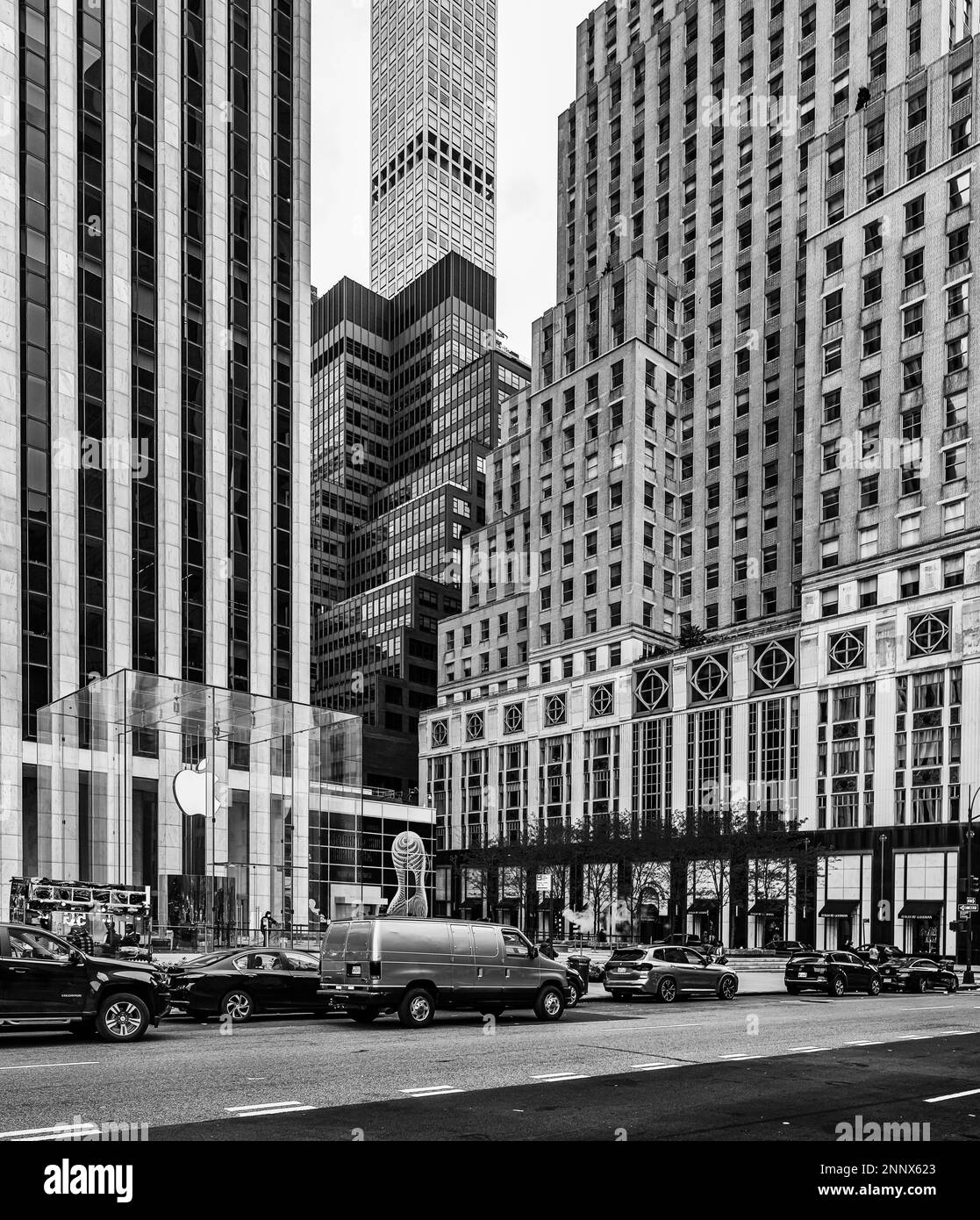 Voitures et bâtiments sur Fifth Avenue, New York, New York, États-Unis Banque D'Images