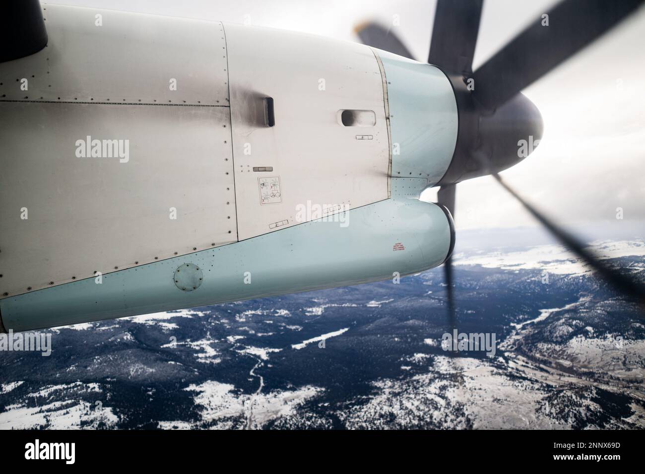 Photo d'une hélice d'avion de ligne régional turboprop en mouvement survolant la Colombie-Britannique en hiver. Banque D'Images