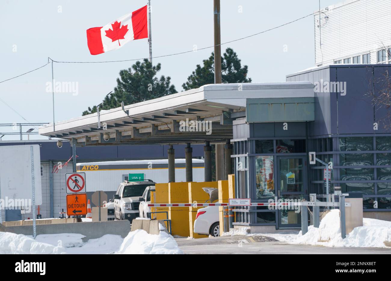 The Canadian border crossing is seen during the COVID-19 pandemic in Lacolle, Quebec, on Friday, Feb. 12, 2021. Tighter border controls will come into effect Feb. 22, the prime minister said Friday, not to punish travelers but to try to keep everyone safe. (Paul Chiasson/The Canadian Press via AP) Banque D'Images