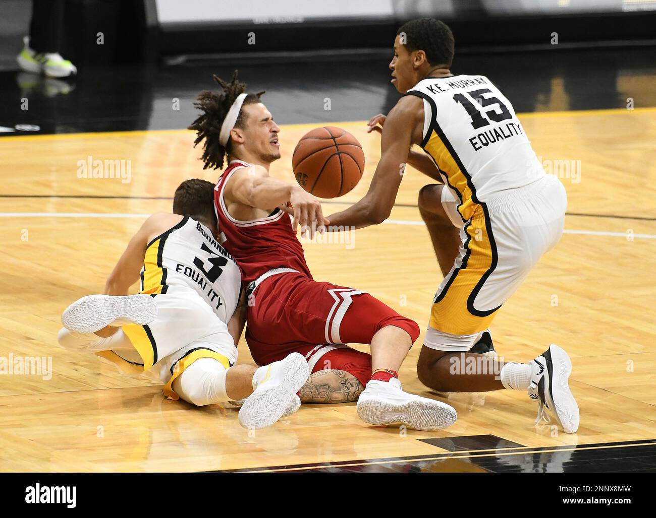 IOWA CITY, IA - FEBRUARY 10: Iowa forward Keegan Murray (15) grabs the ball away from Rutgers guard Caleb McConnell (22) during a college basketball game between the Rutgers Scarlett Knights and the Iowa Hawkeyes on February 10, 2021, at Carver-Hawkeye Arena, Iowa City, Ia. (Photo by Keith Gillett/Icon Sportswire), (Icon Sportswire via AP Images) Banque D'Images