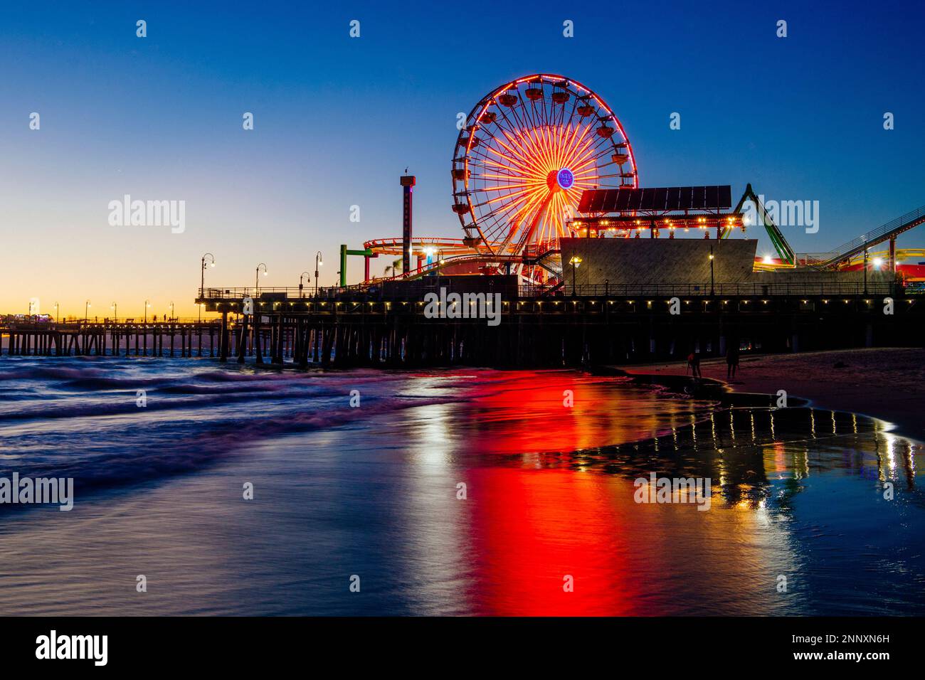 Ferris Wheel et Santa Monica Pier au coucher du soleil, Santa Monica, Californie, États-Unis Banque D'Images